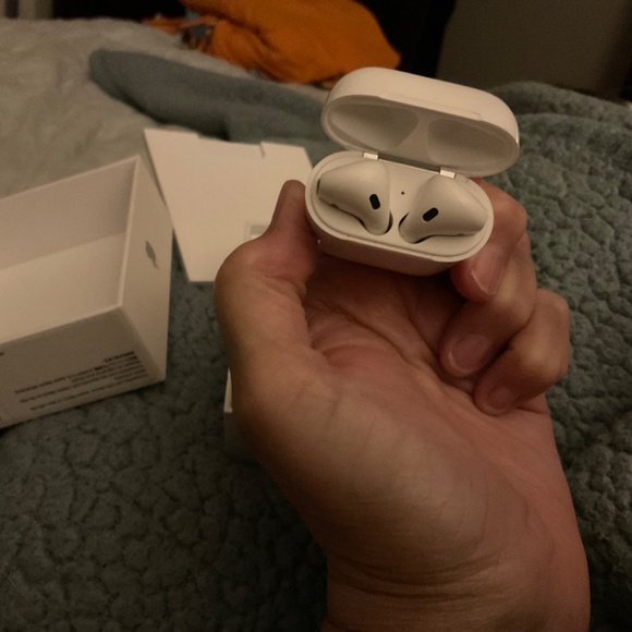 Apple AirPods - Picture 3 of 4